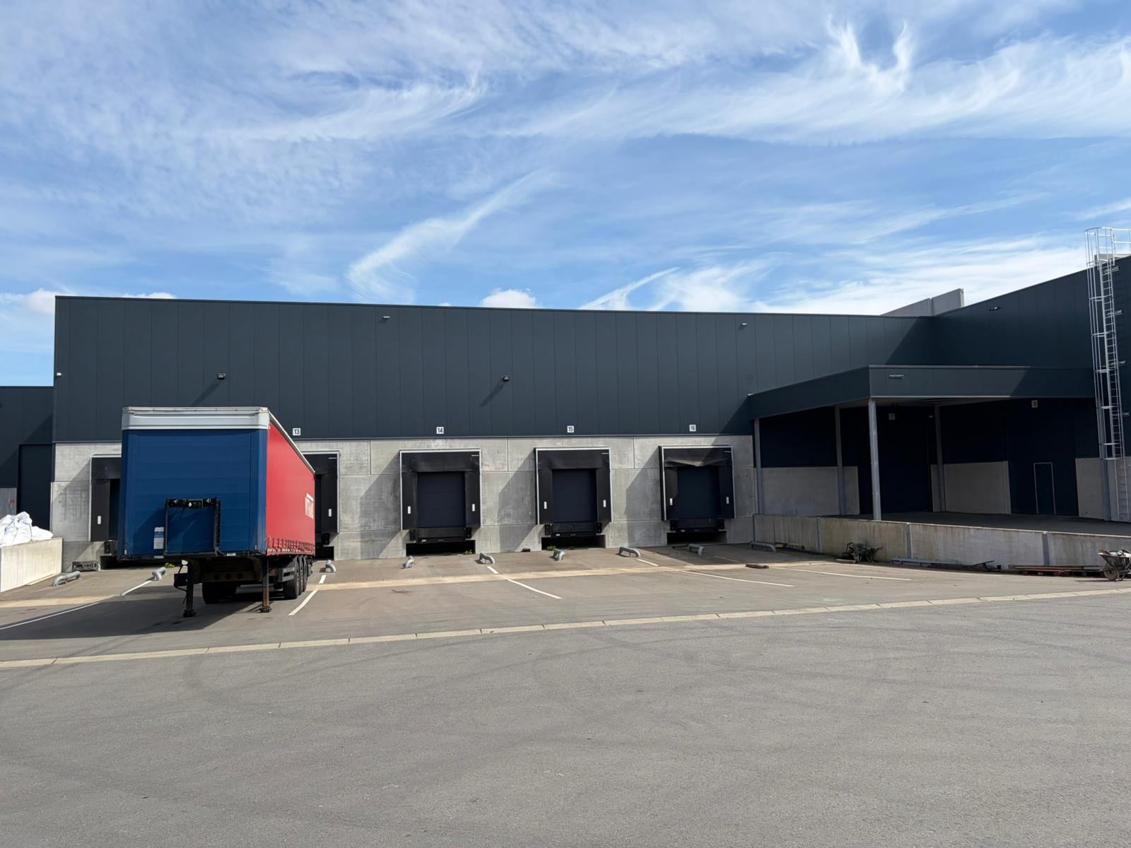 Chargement camion Witrans Bastogne — quai logistique